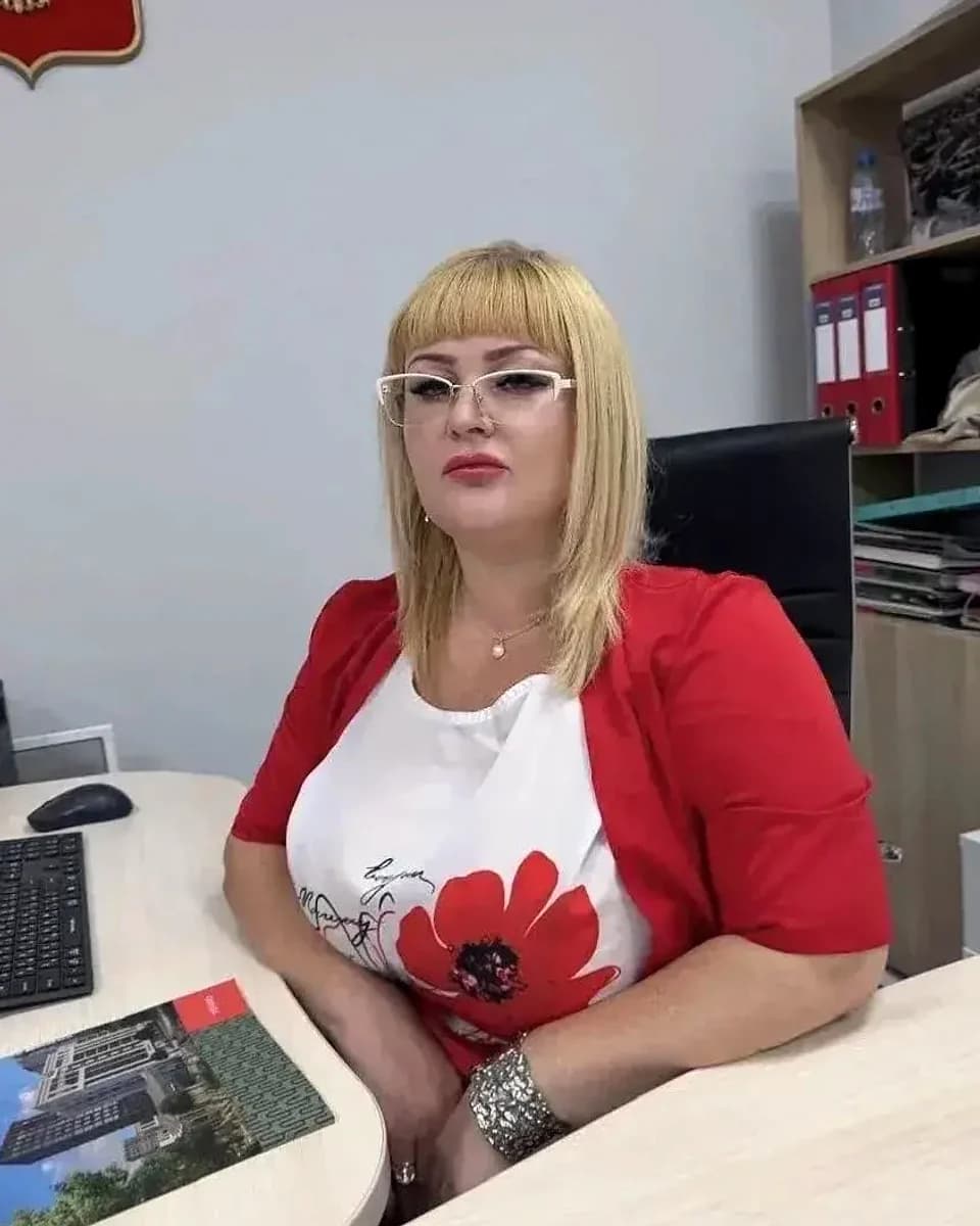 Сотрудница агентства Резиденция ЮГ за рабочим столом